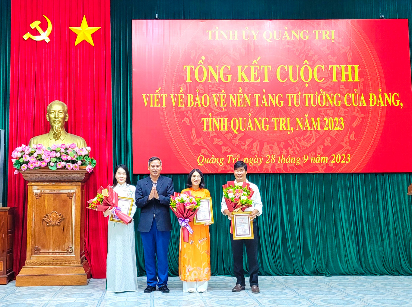 Nh&oacute;m t&aacute;c giả Đ&agrave;i PT-TH tỉnh nhận Giải A với t&aacute;c phẩm Tọa đ&agrave;m: Định hướng dư luận x&atilde; hội trong giai đoạn kỷ nguy&ecirc;n số, kh&ocirc;ng gian mạng.